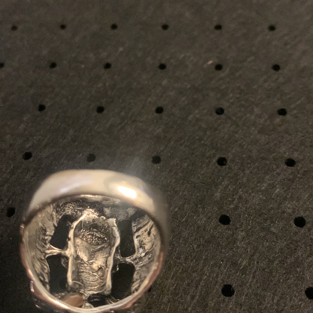 Skull in talons ring - Picture 3 of 3